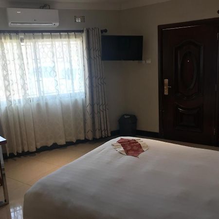 Northern Rock Hotel Mpika Esterno foto